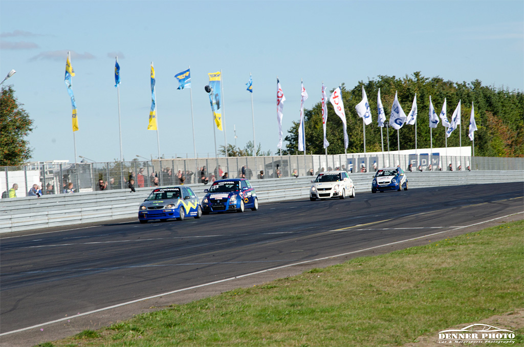 Tæt kamp helt til målflaget i heat 2 mellem Tue Nielsen, Steffen Petersen, Nicki E. Kristensen og Nicolai Nielsen.
(Foto: Denner Photo)